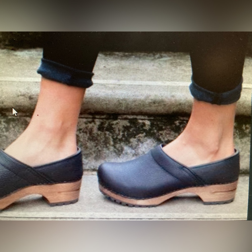 Black Leather Dansko Clogs W 38 will fit a size 7 best